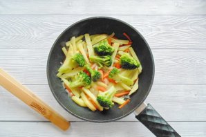 Морской окунь с брокколи в духовке