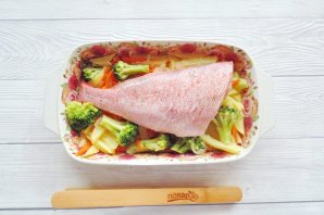 Морской окунь с брокколи в духовке