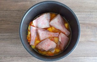 Морской окунь с картошкой в мультиварке