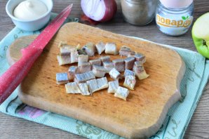 Немецкий салат с селедкой, яблоком и картошкой