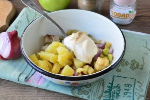 Немецкий салат с селедкой, яблоком и картошкой