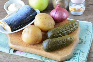 Немецкий салат с селедкой, яблоком и картошкой