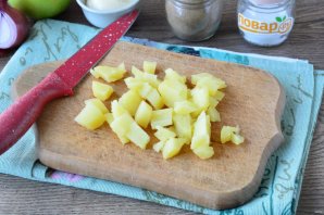 Немецкий салат с селедкой, яблоком и картошкой