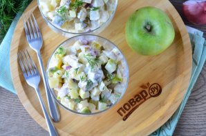 Немецкий салат с селедкой, яблоком и картошкой