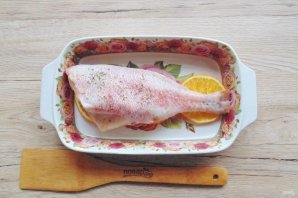 Окунь с апельсином в духовке