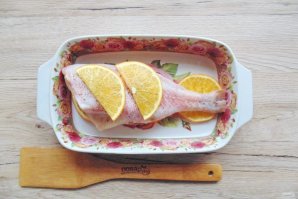 Окунь с апельсином в духовке