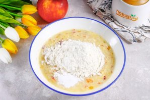 Оладьи с яблоком и изюмом