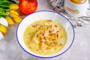 Оладьи с яблоком и изюмом