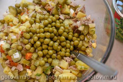 Оливье с перепелками и перепелиными яйцами