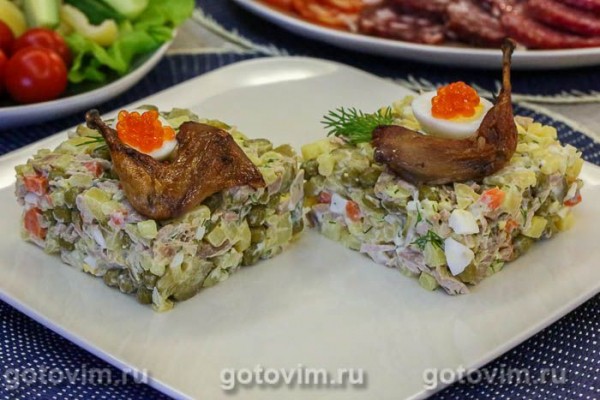 Оливье с перепелками и перепелиными яйцами