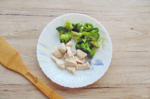 Омлет с курицей и брокколи