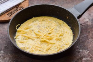 Омлет с репчатым луком и сыром