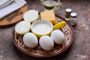 Омлет с репчатым луком и сыром