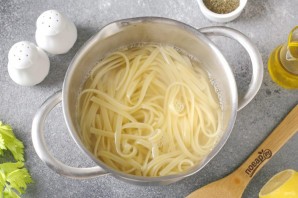 Паста с креветками и сельдереем