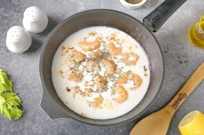 Паста с креветками и сельдереем