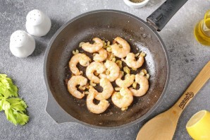 Паста с креветками и сельдереем