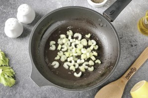 Паста с креветками и сельдереем