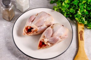 Перепелки с яблоками в духовке