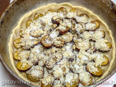 Песочный пирог со сливами под ореховым штрейзелем Песочный пирог со сливами под ореховым штрейзелем