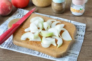 Пицца с курицей и персиками