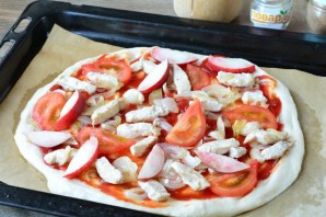 Пицца с курицей и персиками