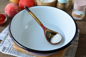 Пицца с курицей и персиками