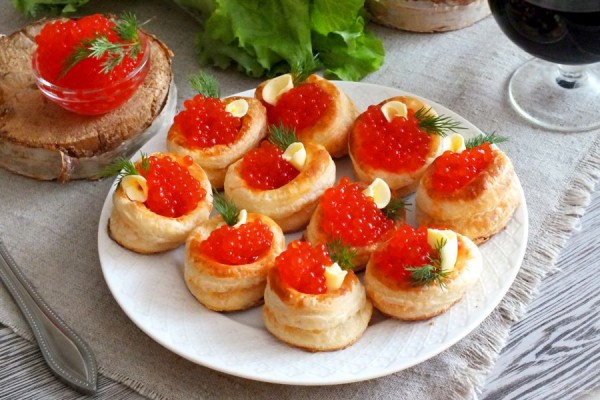 Просто и красиво! Быстрые закуски с икрой для новогоднего стола        