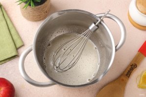 Пышные оладьи на йогурте с яблоками