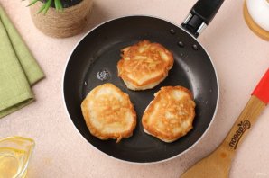 Пышные оладьи на йогурте с яблоками