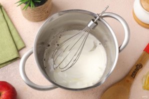 Пышные оладьи на йогурте с яблоками