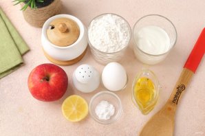 Пышные оладьи на йогурте с яблоками