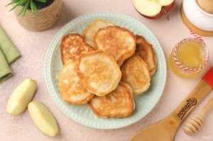 Пышные оладьи на йогурте с яблоками