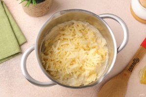 Пышные оладьи на йогурте с яблоками