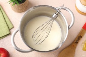 Пышные оладьи на йогурте с яблоками