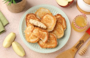 Пышные оладьи на йогурте с яблоками