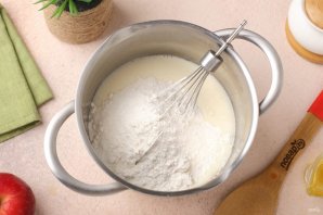 Пышные оладьи на йогурте с яблоками