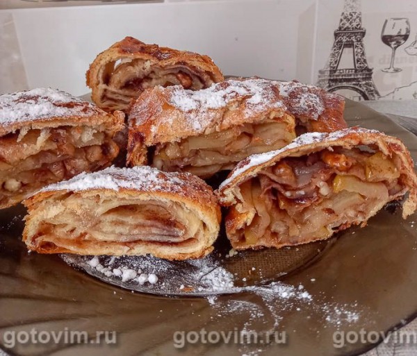 Рулет из слоеного теста с яблоками и грецкими орехами Рулет из слоеного теста с яблоками и грецкими орехами