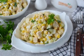 Салат из курицы с огурцом и кукурузой