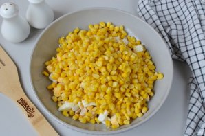 Салат из курицы с огурцом и кукурузой