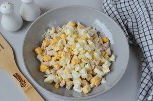 Салат из курицы с огурцом и кукурузой