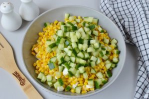 Салат из курицы с огурцом и кукурузой