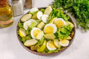 Салат из морепродуктов с яблоком