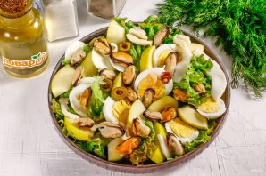 Салат из морепродуктов с яблоком