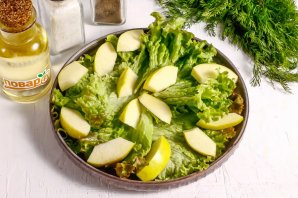 Салат из морепродуктов с яблоком