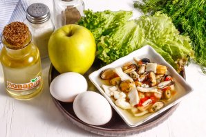 Салат из морепродуктов с яблоком