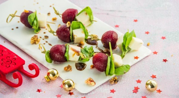 Салат из свеклы с козьим сыром на палочке, пошаговый рецепт с фото