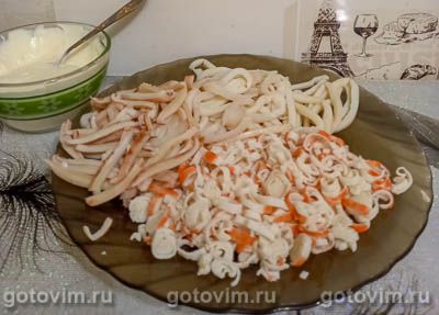 Салат с кальмарами и крабовыми палочками Салат с кальмарами и крабовыми палочками