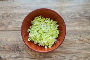 Салат с кальмарами, пекинской капустой и яблоком