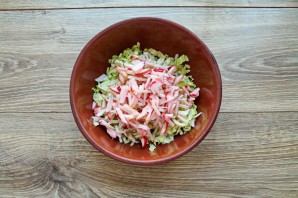 Салат с кальмарами, пекинской капустой и яблоком