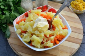 Салат с копченым мясом и кукурузой